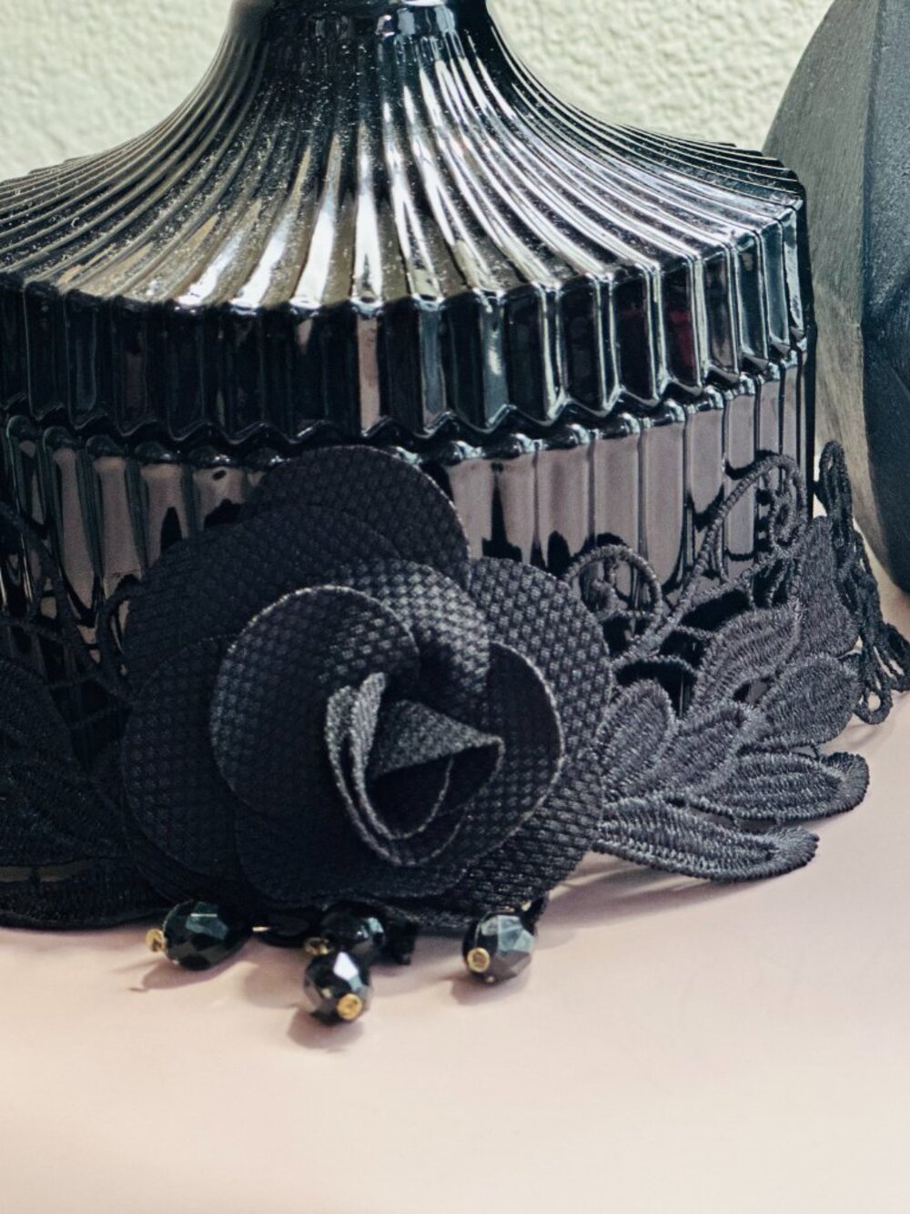 ✨ Romantic Black Lace Rose Choker – Gothic Glam Statement Necklace ✨ - Picture 3 of 3